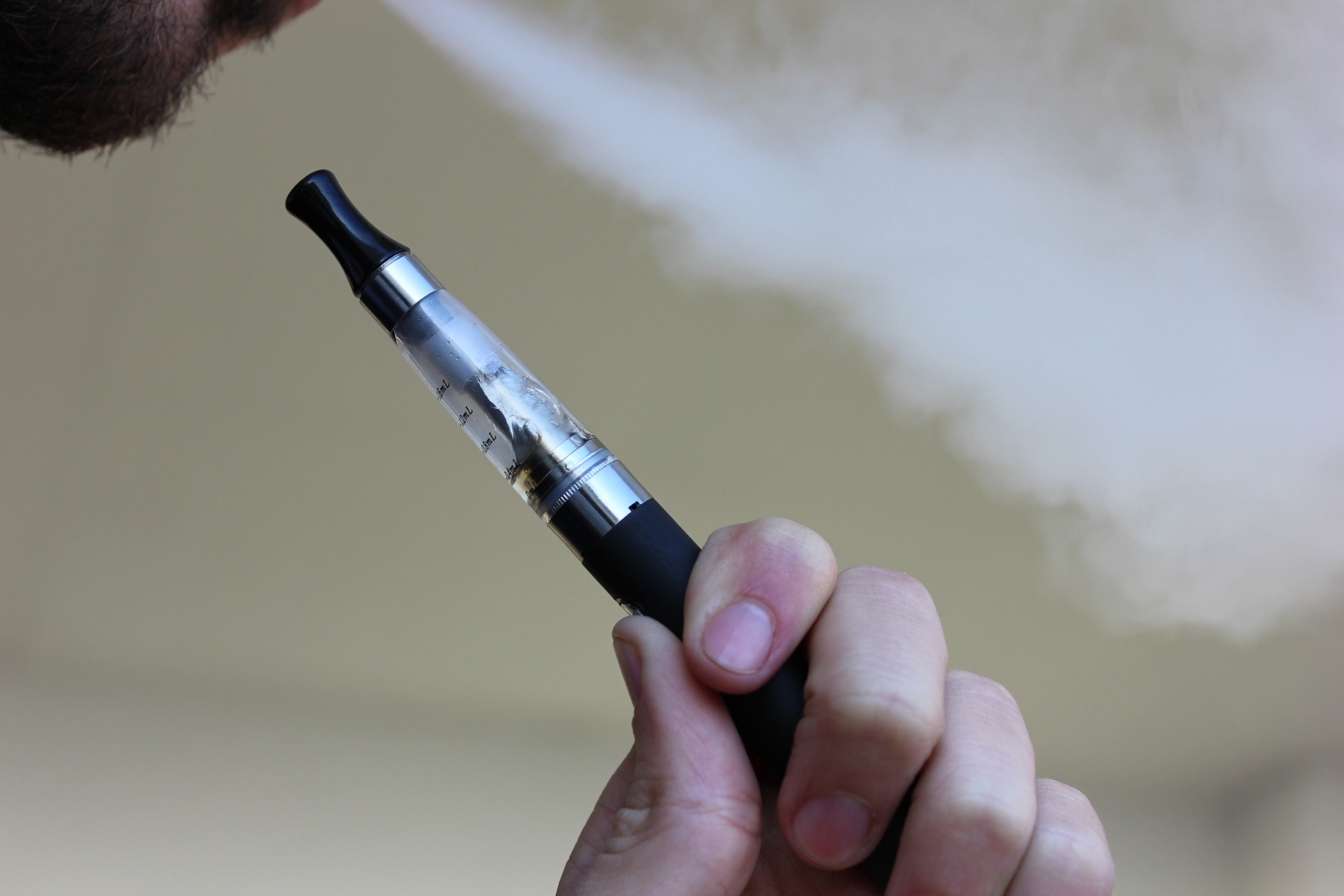 e-cigarette-1301664_1920 man vaping pen